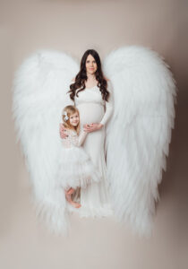 babybauch fotoshooting mit Flügeln