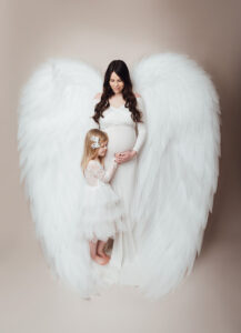 babybauch fotoshooting mit Flügeln