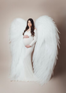 babybauch fotoshooting mit Flügeln