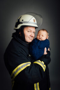 babyfotoshooting mit eltern feuerwehrmann