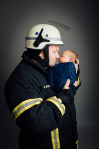 neugeborenen fotoshooting- feuerwehrmann