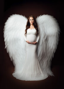 babybauch fotoshooting mit Flügeln