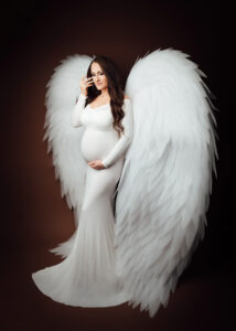 babybauch fotoshooting mit Flügeln